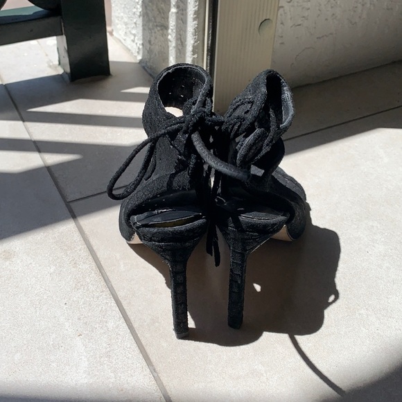 Embossed suede “Tilley” heel - Picture 4 of 5